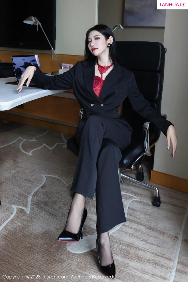 林依娜  [XiuRen]高清写真图 2023.03.13 No.6402 依娜Yina 美腿新人第2张图片